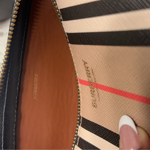 COPY - AUTHENTIC Burberry Striped Icon Barrel Bag - Picture 4 of 7